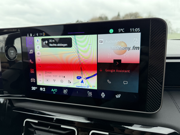 Das Infotainment-System nutzt Google Maps für die Navigation. (Bild: Dirk Kunde)